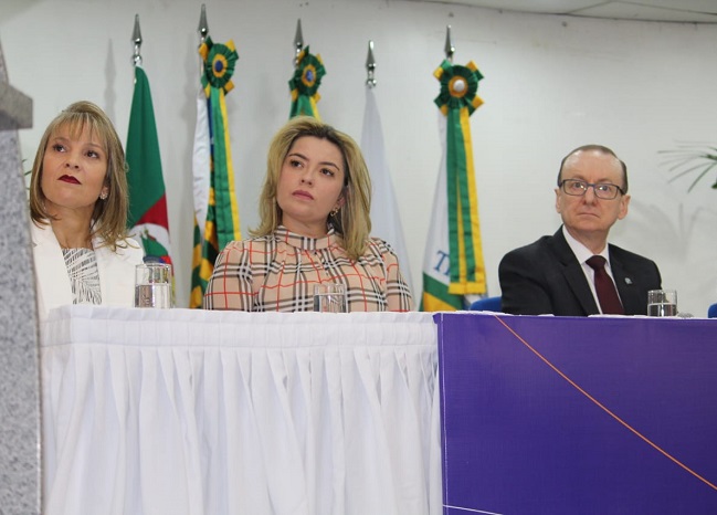 Mesa composta de autoridades