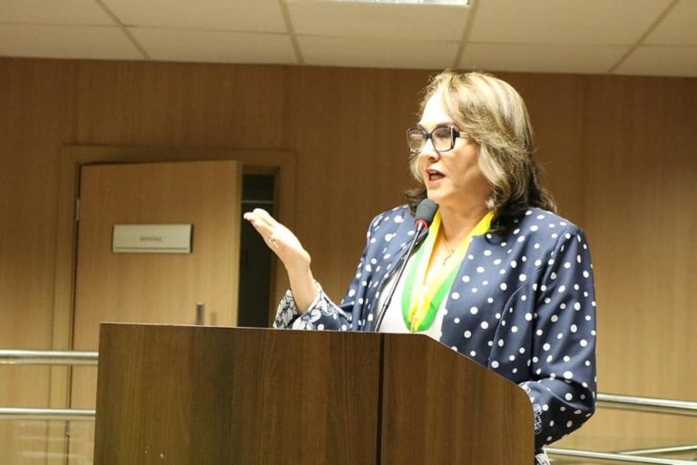 Mulher no púlpito falando para público