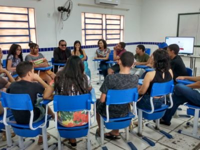 Promotor de Justiça em reunião com estudantes e professores em sala de aula