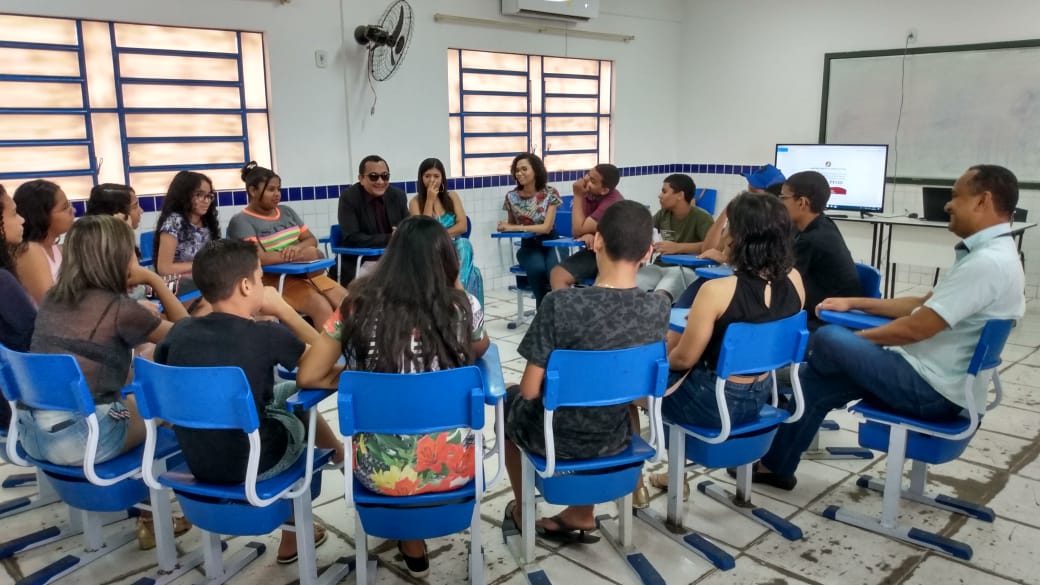Promotor de Justiça em reunião com estudantes e professores em sala de aula