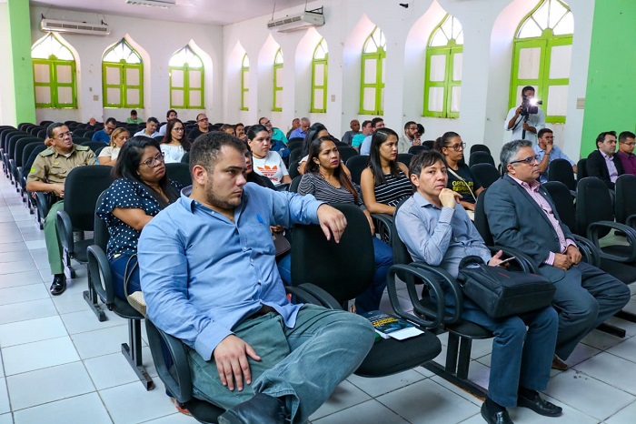 Pessoas sentadas em auditório 