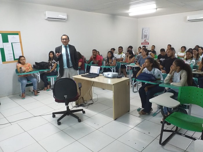 Pessoas sentadas em sala de aula 