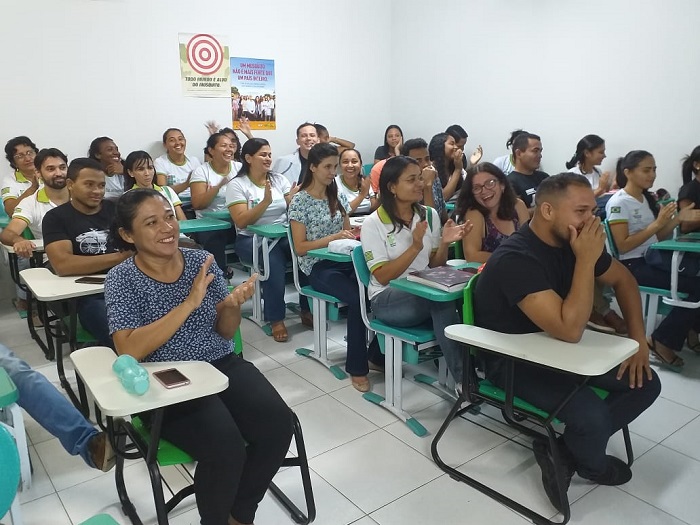 Pessoas sentadas em sala de aula 
