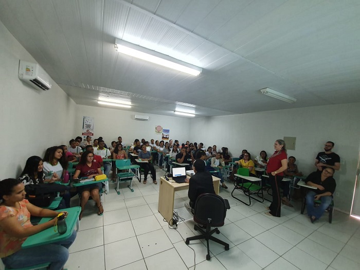 Pessoas sentadas em sala de aula 