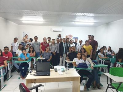 Pessoas de pé sorrindo