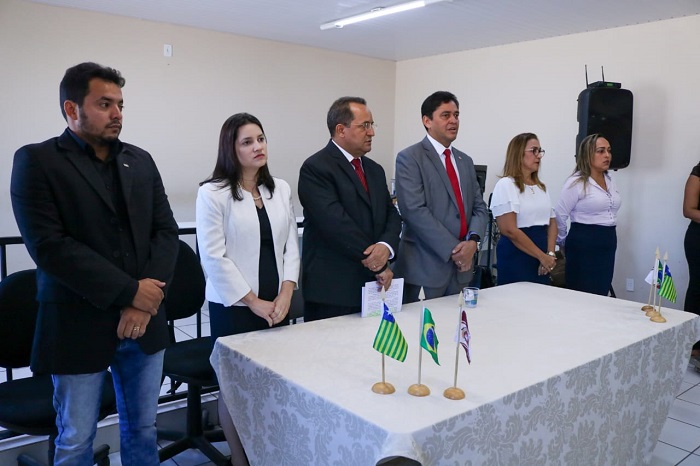 Pessoas de pé atrás de uma mesa 