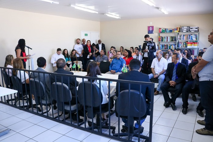 Pessoas sentadas em auditório 