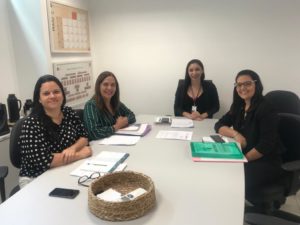 Pessoas sentadas em volta de uma mesa
