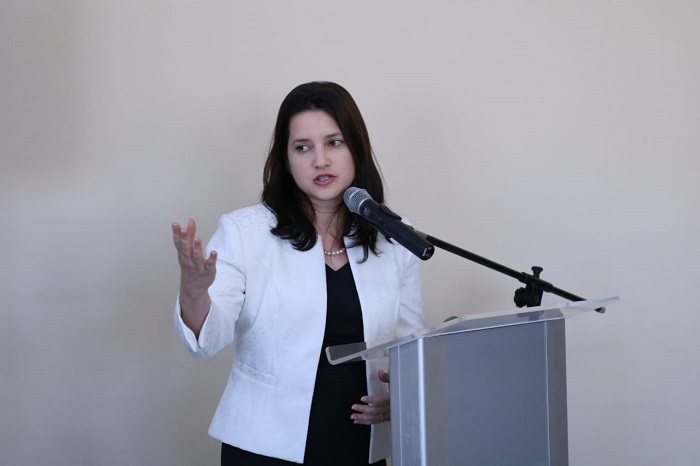Pessoa de pé falando 