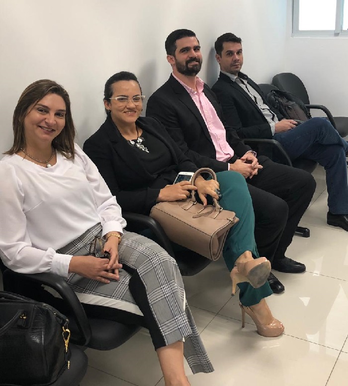 Pessoas sentadas sorrindo 