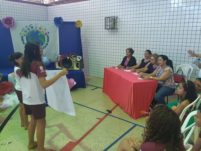 Pessoas de pé sorrindo 