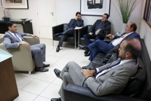 Pessoas sentadas em roda