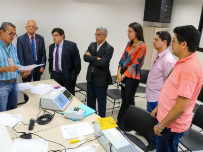 Pessoas de pé