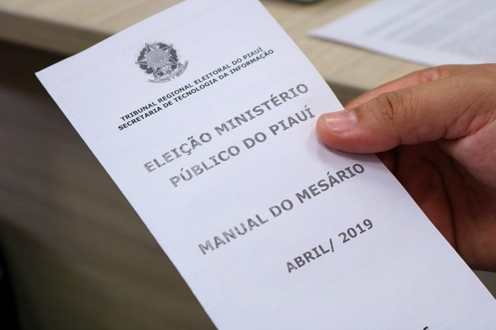 Papel com papel nas mãos 
