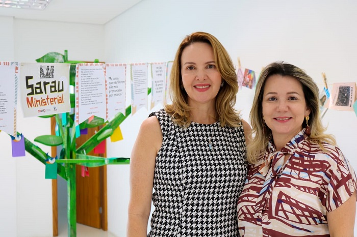 Pessoas de pé sorrindo 