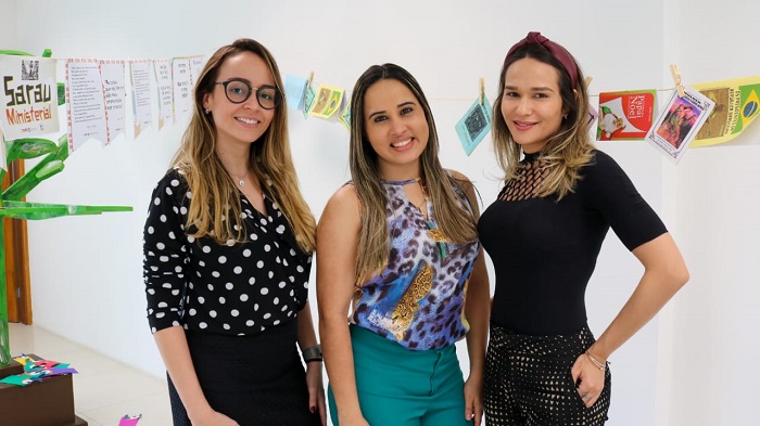 Pessoas de pé sorrindo 