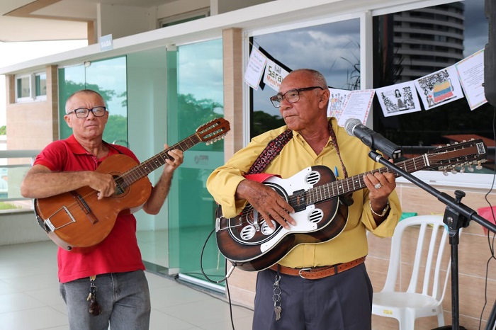 Pessoas de pé tocando 