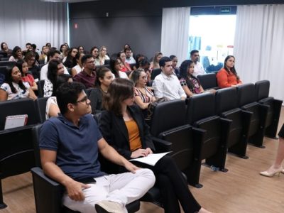 Pessoas sentadas em auditório