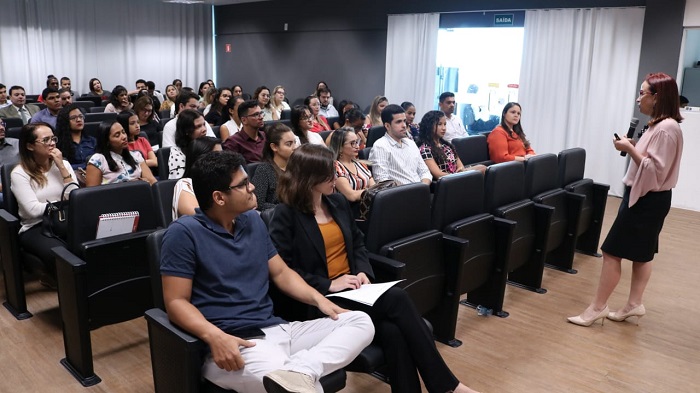 Pessoas sentadas em auditório