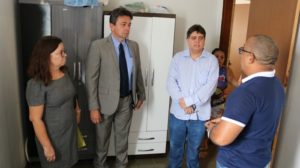 Pessoas de pé conversando entre si