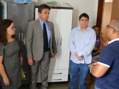 Pessoas de pé conversando entre si