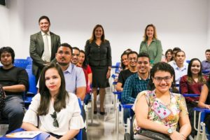 Pessoas sorrindo para fotografia