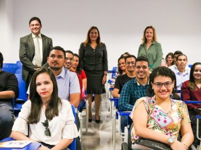 Pessoas sorrindo para fotografia