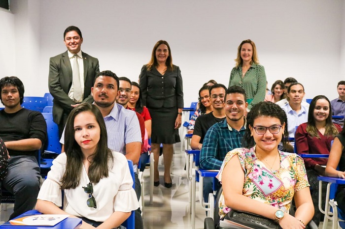 Pessoas sorrindo para fotografia