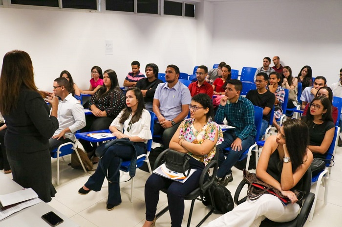 Pessoas sentadas em sala de ula 