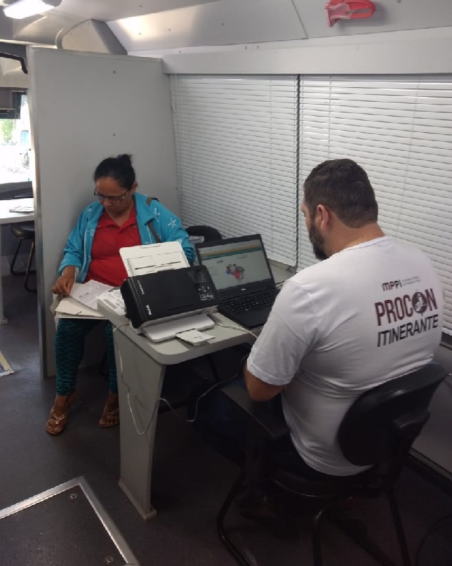 Pessoa sendo atendida no PROCON 
