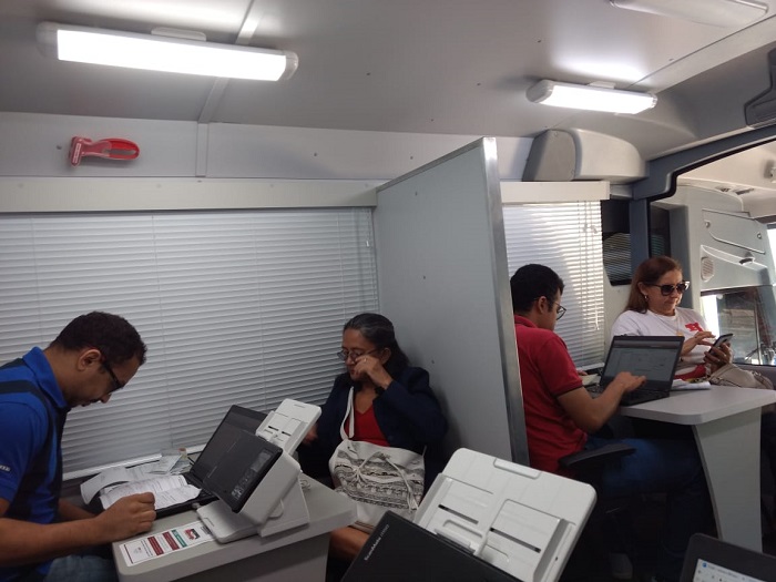 Pessoas sendo atendidas or servidores do Procon 