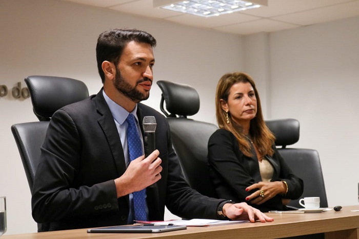 Pessoas sentadas em auditório 