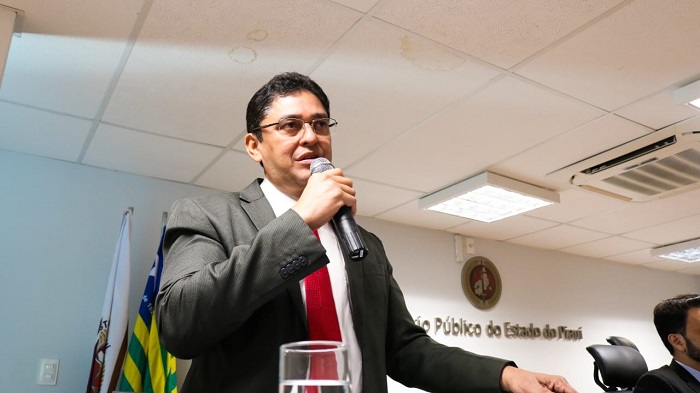 Pessoas assinando um documento 