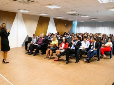 Pessoas sentadas em auditório