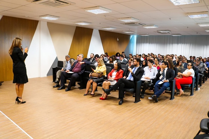 Pessoas sentadas em auditório