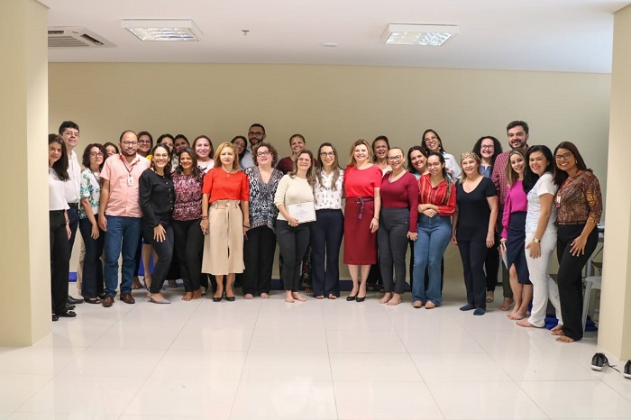 Pessoas de pé sorrindo
