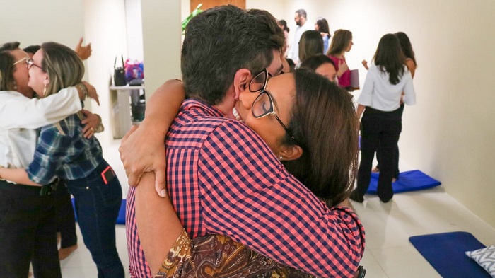 Duas pessoas se abraçando 