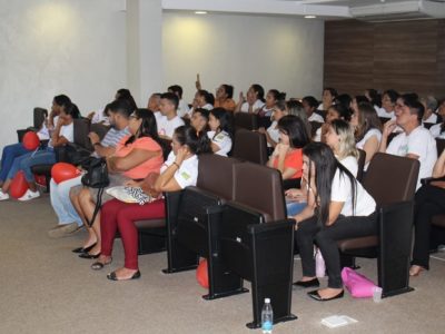 Pessoas em um auditório