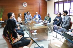 Pessoas reunidas em volta de uma mesa