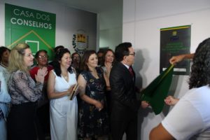 Pessoas batendo palmas