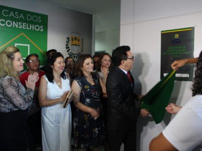 Pessoas batendo palmas