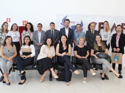 Pessoas reunidas posando para foto