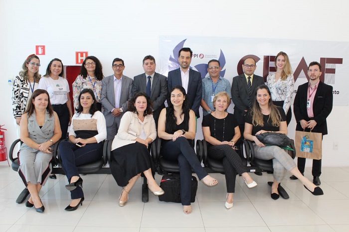 Pessoas reunidas posando para foto