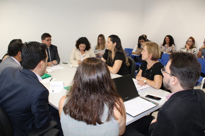 Pessoas reunidas em volta de uma mesa