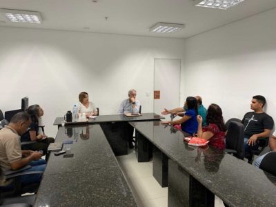 pessoas sentadas