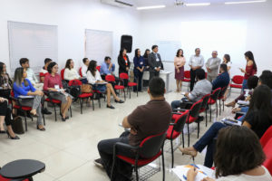 coordenadora do Núcleo Permanente de Métodos Consensuais de Solução de Conflitos (NUPEMEC), Juíza Lucicleide Pereira Belo; Coordenador do Procon/MPPI, Nivaldo Ribeiro; o diretor da Ejud-PI, Fernando Lopes; a Superintendente administrativa da Ejud, Maria Evangelina Barroso; os instrutores Marcílio Kalson, Gislaine Costa e Neilan Argento.