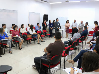 coordenadora do Núcleo Permanente de Métodos Consensuais de Solução de Conflitos (NUPEMEC), Juíza Lucicleide Pereira Belo; Coordenador do Procon/MPPI, Nivaldo Ribeiro; o diretor da Ejud-PI, Fernando Lopes; a Superintendente administrativa da Ejud, Maria Evangelina Barroso; os instrutores Marcílio Kalson, Gislaine Costa e Neilan Argento.
