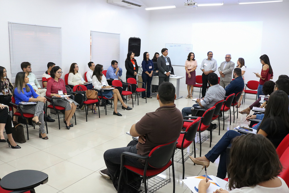 coordenadora do Núcleo Permanente de Métodos Consensuais de Solução de Conflitos (NUPEMEC), Juíza Lucicleide Pereira Belo; Coordenador do Procon/MPPI, Nivaldo Ribeiro; o diretor da Ejud-PI, Fernando Lopes; a Superintendente administrativa da Ejud, Maria Evangelina Barroso; os instrutores Marcílio Kalson, Gislaine Costa e Neilan Argento. 