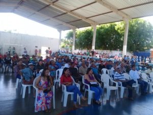 Pessoas sentadas durante audiência pública