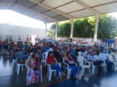 Pessoas sentadas durante audiência pública